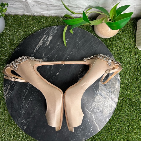 Badgley Mischka Karson Ankle Strap Peep
Toe Pump Ivory Satin women size 9 4.5" - Picture 17 of 17